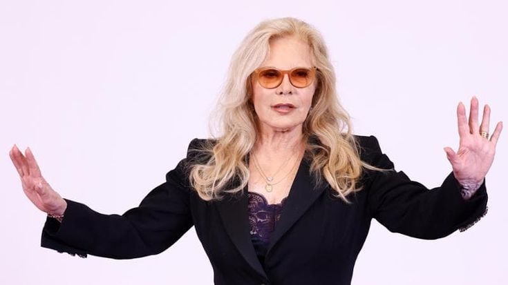 Sylvie Vartan: “Rimpianti? Il film mai fatto con Sergio Leone. Ho sofferto tanto, mi aiuta la fede”