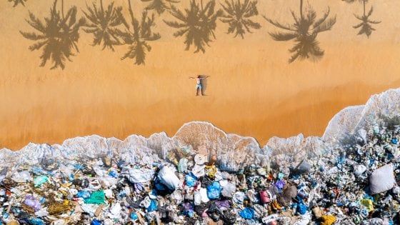 Così la bioplastica fa "sparire" 22 piazze Duomo di Milano ricoperte di packaging 