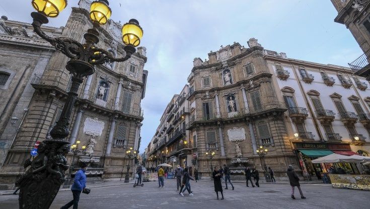Natale, il "salotto" di Palermo è a luci spente: festa soltanto nelle vetrine