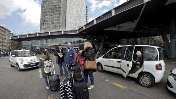 Napoli, sciopero taxi, autista prende clienti a bordo, i colleghi lo inseguono: insulti e spintoni