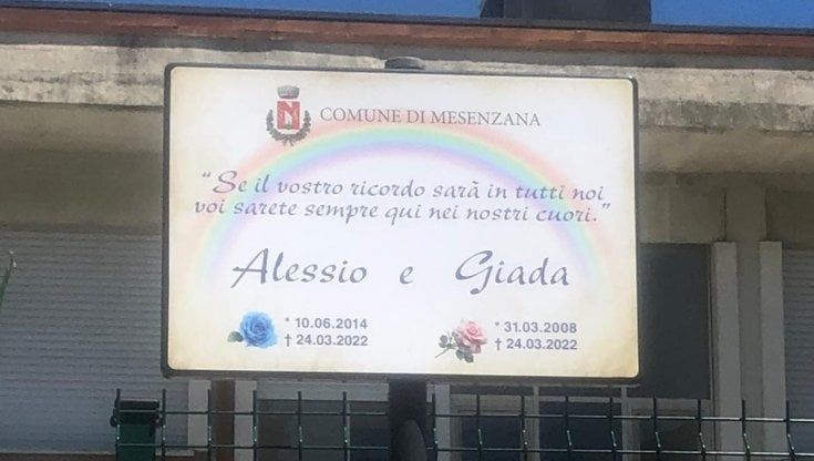 Alessio e Giada uccisi dal padre, una targa sulla scuola di Mesenzana per ricordare i bambini: "Sarete sempre nei nostri cuori"