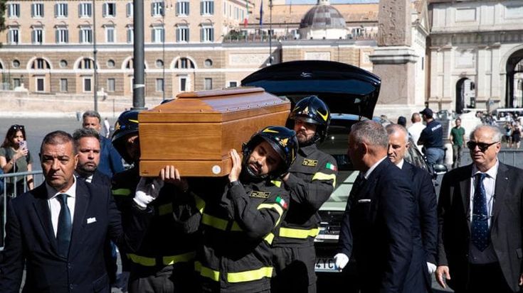 Andrea Purgatori, i funerali alla chiesa degli Artisti. La bara portata dai vigili del fuoco