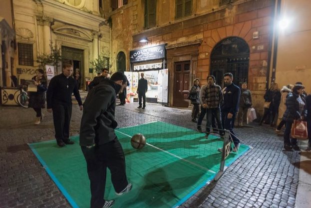 Selfie, palleggi e preghiere: a Roma debutta "Sfida il prete"