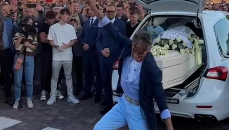 Castelfranco Veneto, il nonno balla al funerali del nipote di 15 anni: "La tua musica techno mi piaceva tanto"