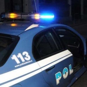 Poliziotto sventa rapina in un discount a Napoli: spara e ferisce due ladri. Uno è minorenne 