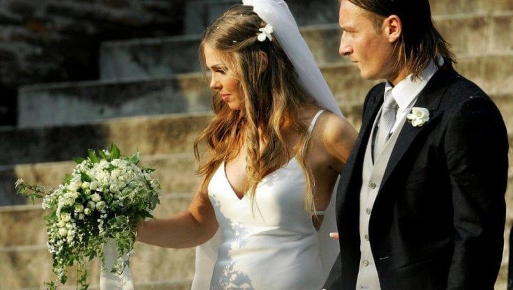 Totti e Ilary, venti anni d'amore: la prima uscita in Ferrari, il matrimonio in diretta tv, tre figli, le vacanze tra Sabaudia e le Maldive, la separazione