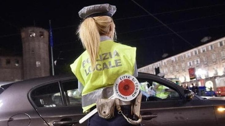 Pubblica foto intime di una ragazza e la ricatta: arrestato per violenza sessuale a Torino