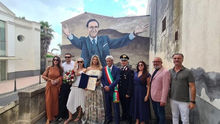 Aurora Ramazzotti e Goffredo Cerza sposi nel paese di Pippo Baudo. Hunziker cittadina onoraria