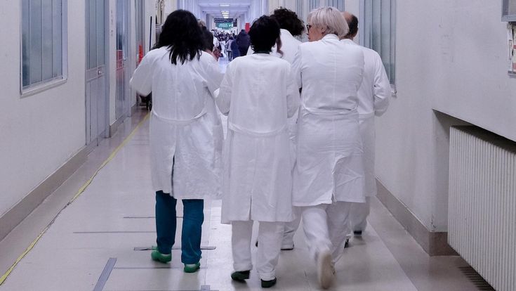 Roma, tra liste d'attesa e tagli. Così cresce il business della sanità in convenzione