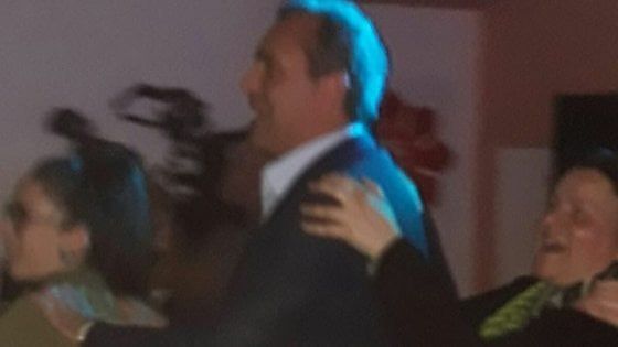 Il sindaco de Magistris balla e fa il trenino al party nei locali occupati dell'Università