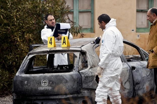 Cosenza, l'auto con i cadaveri carbonizzati: il sopralluogo