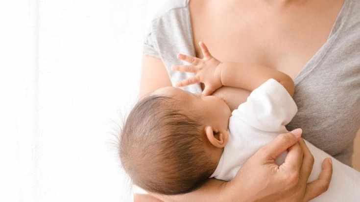 Allattamento al seno, l’Italia è indietro. “Fa bene a mamme e bambini, ma è frenato da un buco culturale. Basta vedere le bambole in commercio”