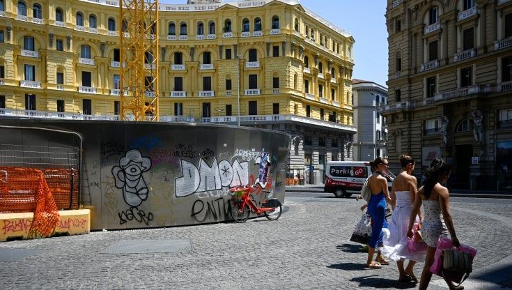 Duomo, stazione vandalizzata “Che vergogna quelle scritte” L’Anm: “Pronti a ripulirle”