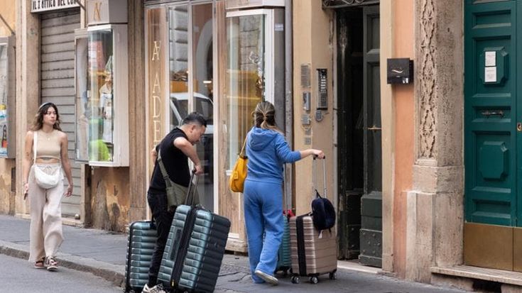 Gli affitti brevi svuotano il centro, la replica diAirbnb: “Falso, portiamo soldi”