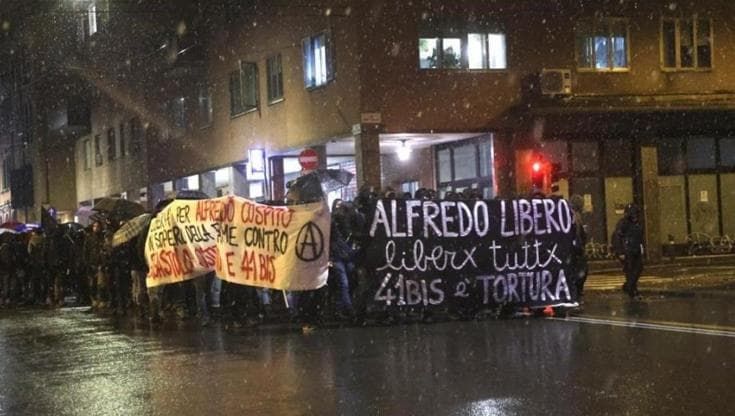 Danni al corteo per Cospito, prosciolti 16 attivisti anarchici
