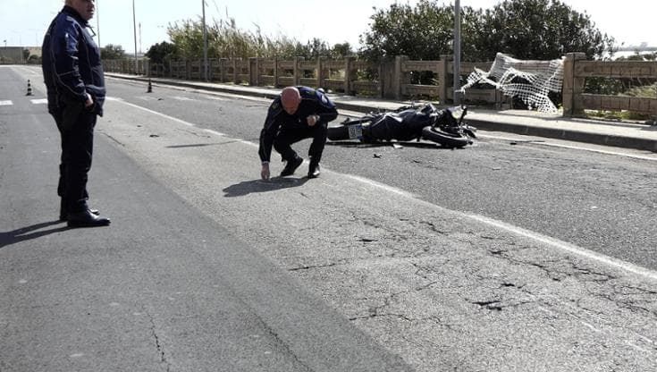 Incidente sul lungomare di Gela, morto motociclista: vano il tentativo di rianimazione del sindaco