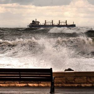 Maltempo in Toscana, codice giallo per vento e mareggiate