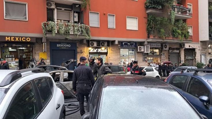 Napoli, auto a fuoco in via Arangio Ruiz: i passeggeri riescono a salvarsi
