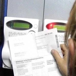 Bollette, da luglio sale la luce (+1,9%) ma scende il prezzo del gas (-6,9%)