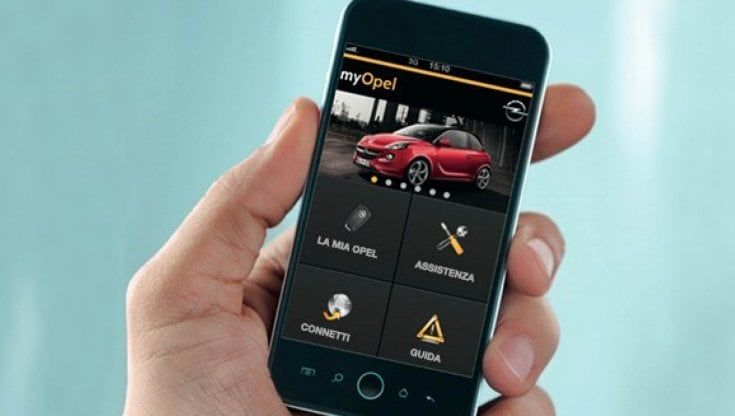 Accendo lo smartphone e controllo l'auto