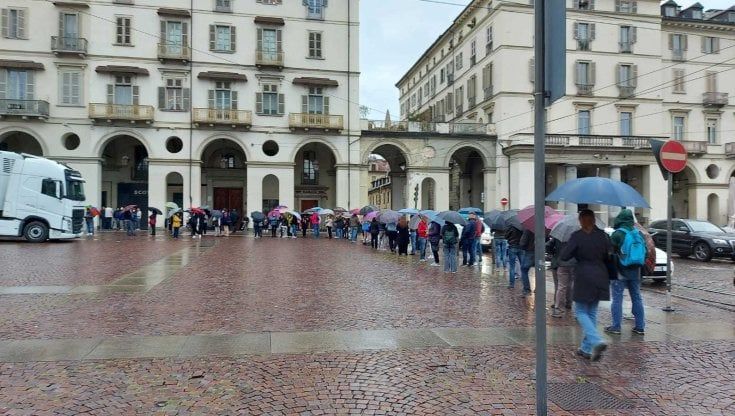 Torino, effetto liste d'attesa. Tutti in fila sotto la pioggia per l'esame gratis del cuore