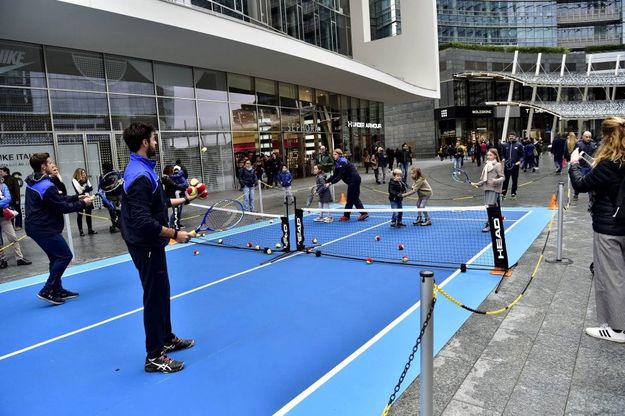 Un piccolo campo nel cuore di Milano per promuovere lo sport sognando Federer e Djokovic