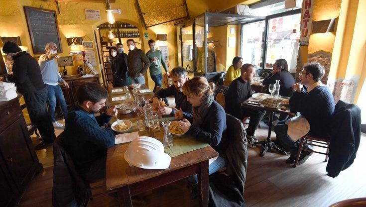 La riapertura scatena l'assalto ai ristoranti di Milano: "E' un weekend da tutto esaurito"