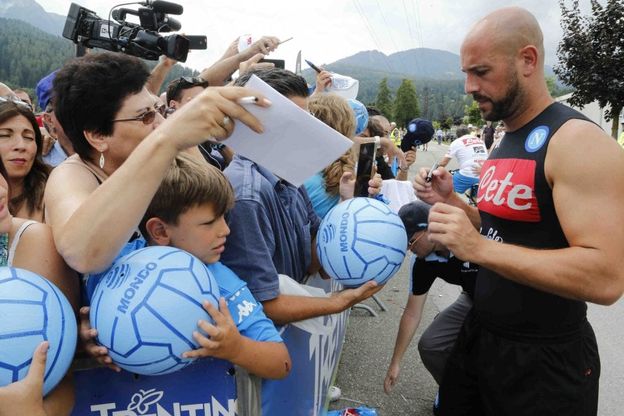 Dimaro, Reina circondato dai fan firma autografi