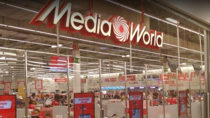 Prodotti abbinati a insaputa dei consumatori e offerte ingannevoli: multa da 3,6 milioni a Mediaworld