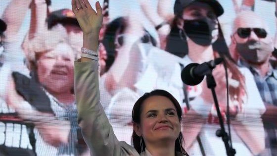 Bielorussia, 60 mila in piazza per sfidare Lukashenko