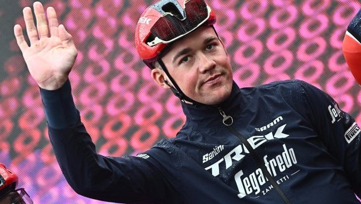 Giro d'Italia, Pedersen vince la sesta tappa con arrivo a Napoli. Leknessund resta in rosa