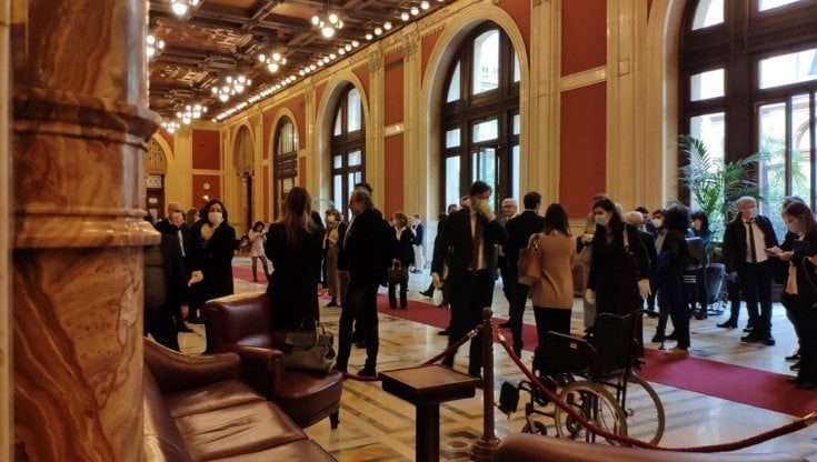 Camera, da lunedì tutti in Aula ma crescono i timori per il Covid: 53 deputati scrivono a Fico contro la riapertura del Transatlantico