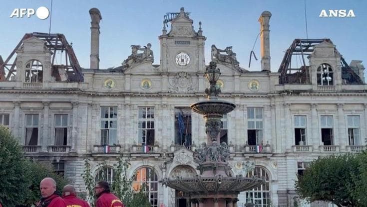 Francia, città devastate dopo le proteste: il municipio di Limoges semidistrutto