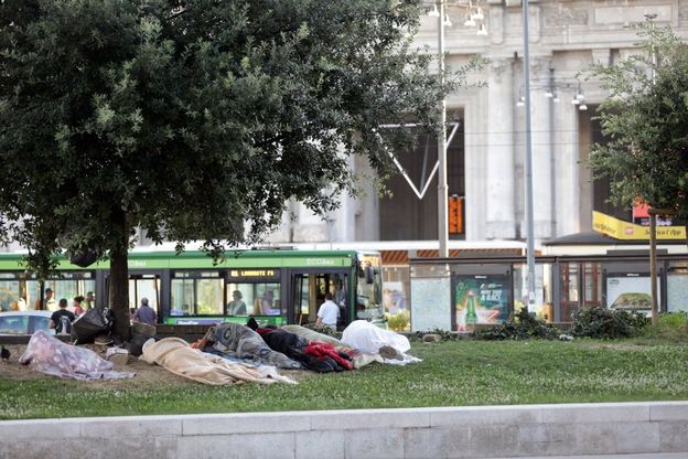 Milano, tra i profughi accampati sulle aiuole della Centrale 