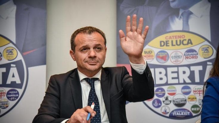 Cateno De Luca, 19 sigle e la campagna elettorale permanente che neanche la polmonite è riuscita a fermare
