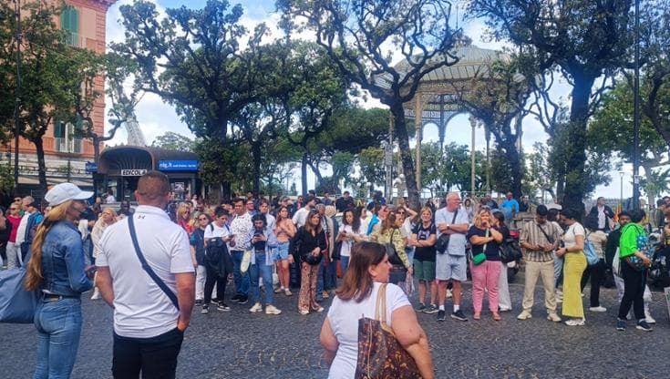 Circum, ripristinata la linea Napoli-Sorrento dopo aver lasciato centinaia di turisti a piedi