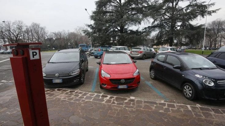 Parcheggiatori abusivi, Mandela sotto assedio