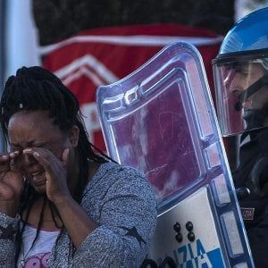 Roma, sgombero via Curtatone: fermato etiope che lanciò bombola di gas contro la polizia