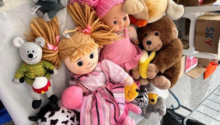 Peluche per i bambini sbarcati a Brindisi: l'accoglienza della prefetta ai 105 migranti soccorsi da Emergency