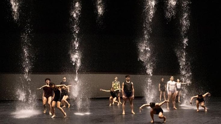 Acqua sul palcoscenico per danzare la primavera di Stravinsky