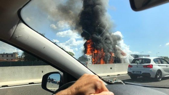 Bologna, due tir in fiamme e un morto sul raccordo a Borgo Panigale: "E' un incubo". Riaperta la A14
