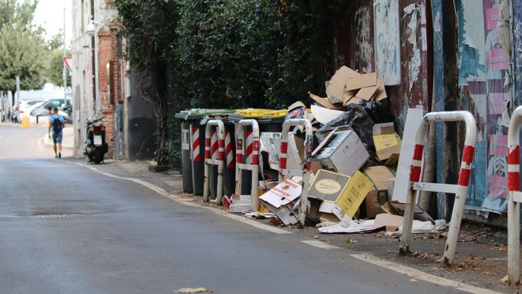 Caos rifiuti senza soluzioni. Ora Roma allo sbando non si salva più da sola