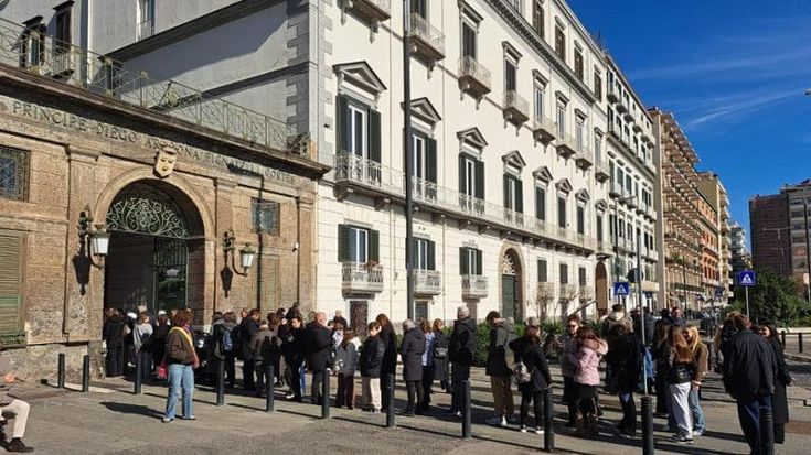 Musei gratis, a Napoli Palazzo Reale e Villa Pignatelli superstar: lunghe file per l’arte in città