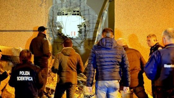 Catanzaro, la rapina al caveau ha fruttato ai banditi oltre 8 milioni di euro
