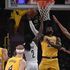 Basket, Nba: passo falso Lakers e Celtics ai playoff ma spaventa il Coronavirus