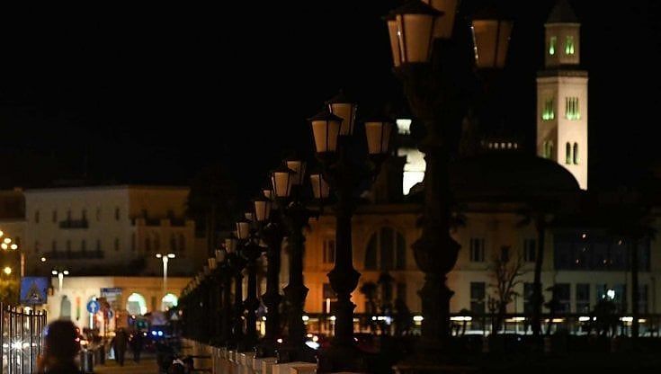 Bari, lungomare al buio per "M'illumino di meno" la campagna sul risparmio energetico