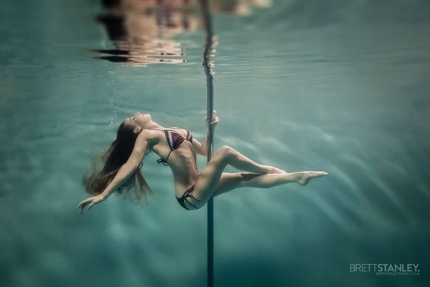 Tra sirene e ballerine, la magia subacquea della pole dance. 