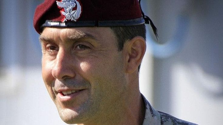 Missioni ad alto rischio e sortite fuori dai ranghi. Chi è Roberto Vannacci, parà con tre lauree che imbarazza la destra