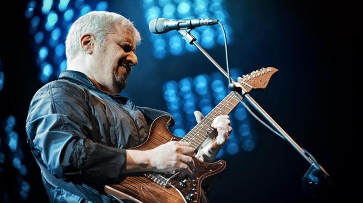 “Parlesia”, da Pino Daniele a Clementino ecco la storia della lingua segreta della musica napoletana