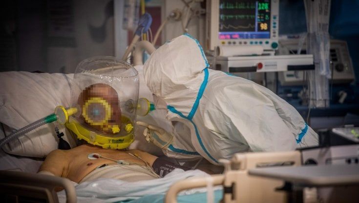 La telefonata dall'ospedale di Taranto alla figlia di un 62enne morto di Covid: "Non faccia tragedie, non possiamo perdere tempo con lei"